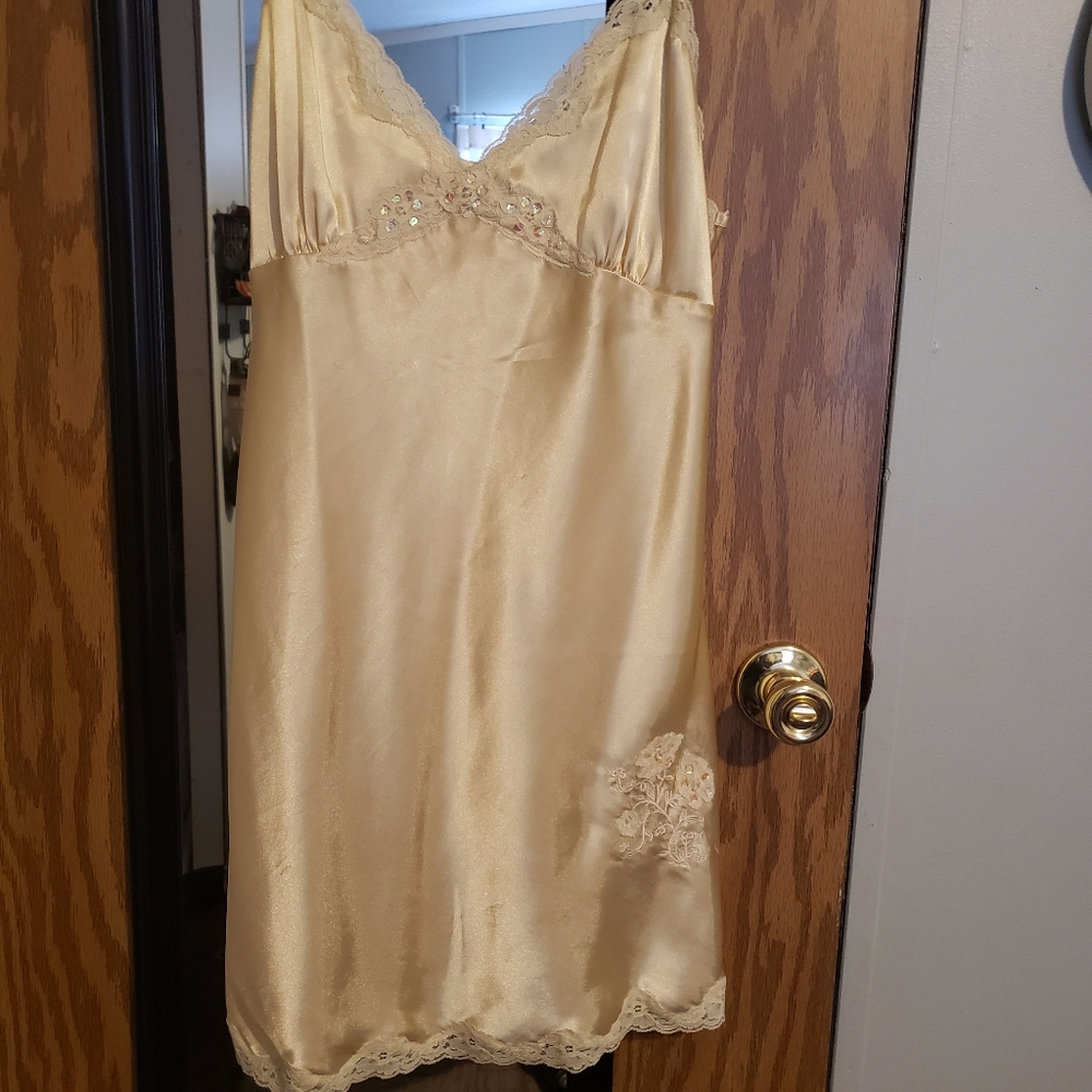 Night gown and robe set